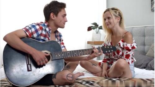 吉他手演奏湿润的阴部